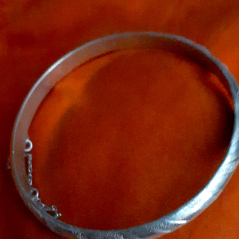 Sterling silver opening bangle bracelet w/safety chain